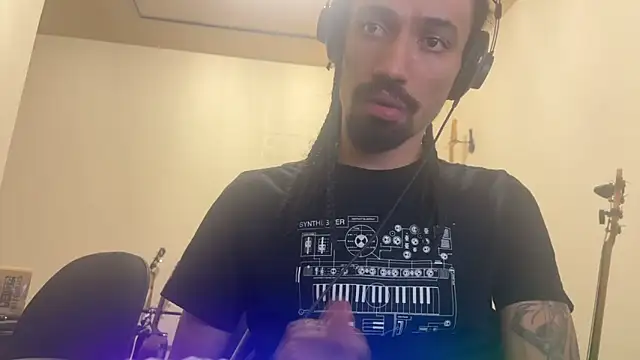 Snapshot of hotcamboy420 chatting on 10-27-25, 03:21 hotcamboy420 online show from 10-27-25, 03:21