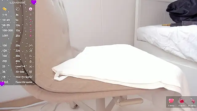 laura-hills18 online show from 10-01-25, 12:22