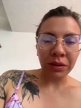 Snapshot of karlamorris_ chatting on 05-03-26, 01:06 karlamorris online show from 05-03-26, 01:06