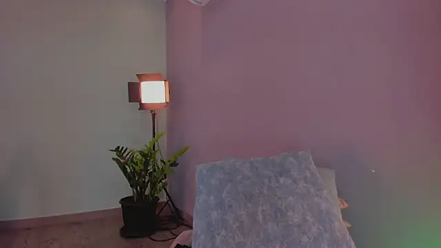 Snapshot of LynnSam_ chatting on 02-14-25, 03:00 LynnSam online show from 02-14-25, 03:00