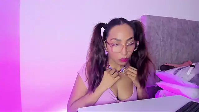 Leticia brownn1 online show from 04-22-26, 07:48