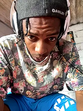 Snapshot of Larry-n-clouds chatting on 11-28-25, 05:04 Larry-n-clouds online show from 11-28-25, 05:04