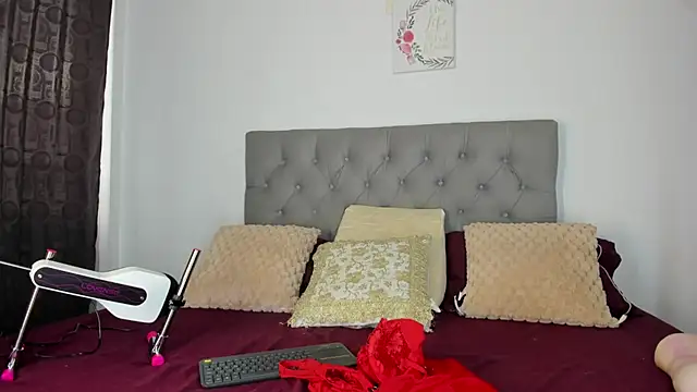 Nicol Swift  online show from 10-10-25, 09:47