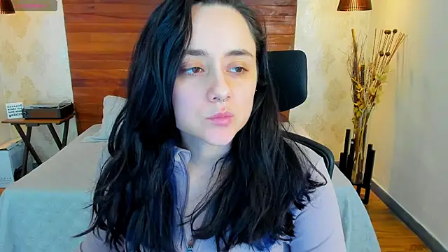 Snapshot of KatherineBond chatting on 02-05-25, 08:46 KatherineBond online show from 02-05-25, 08:46