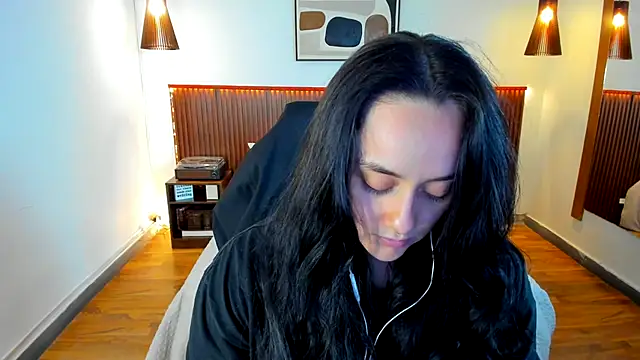 Snapshot of KatherineBond chatting on 10-10-25, 07:13 KatherineBond online show from 10-10-25, 07:13