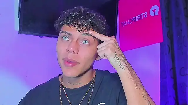 Snapshot of visaelX chatting on 12-28-24, 04:51 visaelX online show from 12-28-24, 04:51