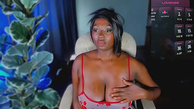 Snapshot of Almaahotxxx chatting on 06-10-26, 02:05 Almaahotxxx online show from 06-10-26, 02:05