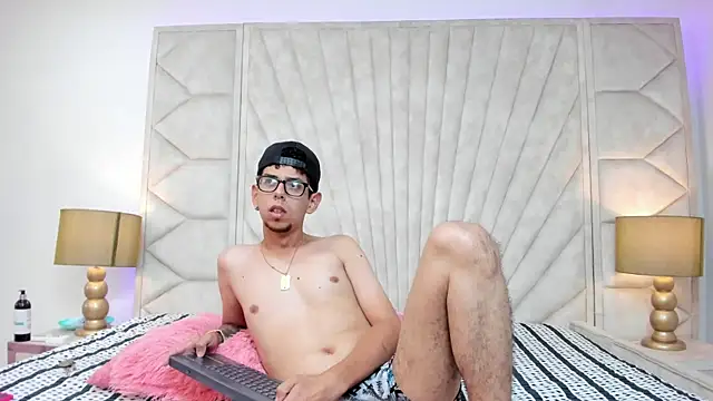 Derek and Skarlet online show from 03-01-25, 07:26