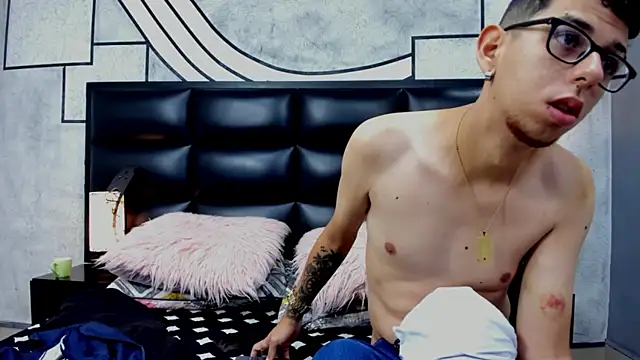 Derek and Skarlet online show from 03-11-25, 11:23