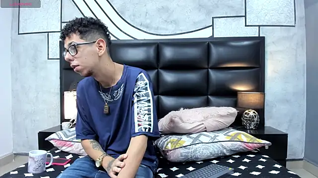 Derek and Skarlet online show from 03-12-25, 11:31