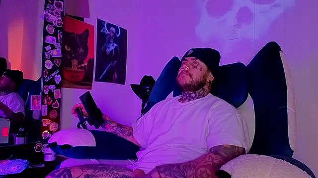 Snapshot of Ash_gusbig chatting on 10-28-25, 03:32 Ash gusbig online show from 10-28-25, 03:32