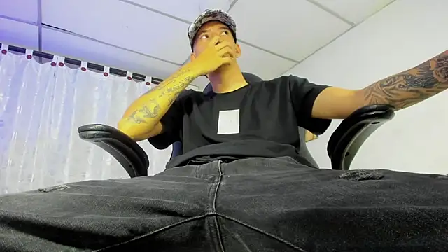 Snapshot of FrannBoy chatting on 03-06-25, 07:32 FrannBoy online show from 03-06-25, 07:32