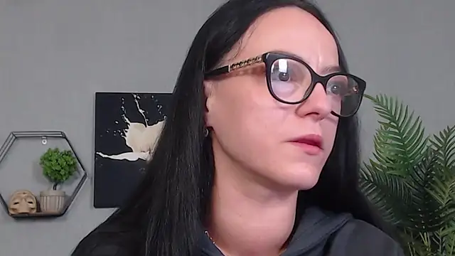 IzabelllNoir online show from 05-13-26, 05:49