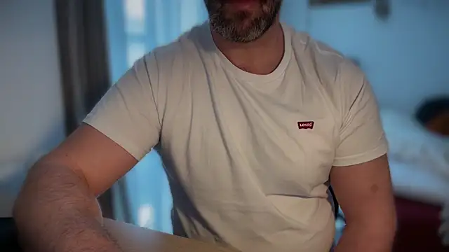 Snapshot of Mr_Beef chatting on 01-11-26, 01:27 Mr Beef online show from 01-11-26, 01:27