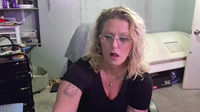 Snapshot of Lisalovely6981 chatting on 02-02-25, 05:15 Lisalovely6981 online show from 02-02-25, 05:15