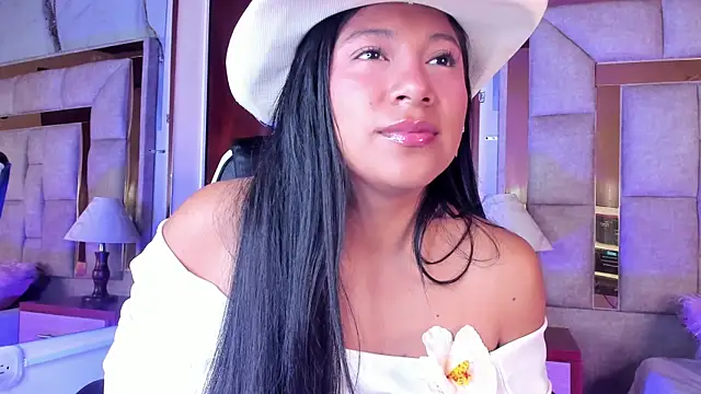 LinnaGardenia online show from 12-21-25, 12:45