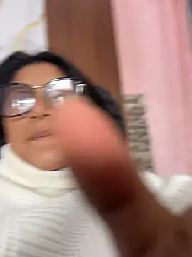 LinnaGardenia online show from 04-18-26, 07:07