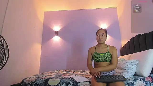 Sofia Clauss  online show from 01-05-25, 04:36