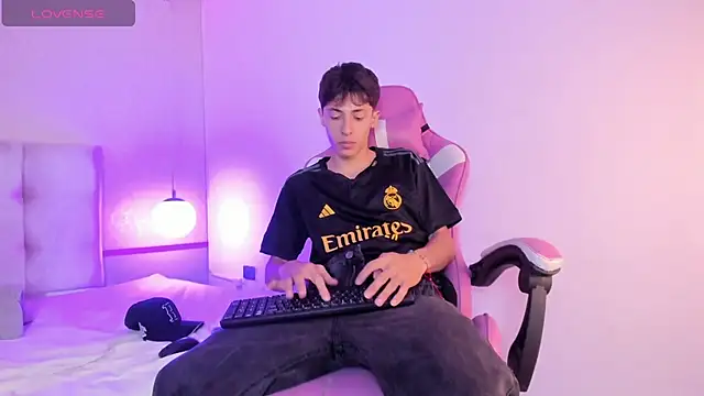 Snapshot of AlessandroDybala chatting on 12-28-24, 12:03 AlessandroDybala online show from 12-28-24, 12:03