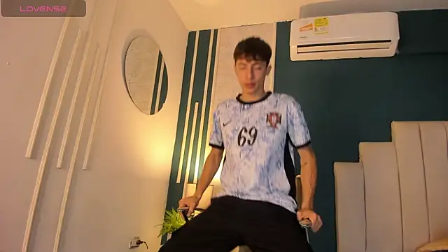 Snapshot of AlessandroDybala chatting on 01-26-25, 12:01 AlessandroDybala online show from 01-26-25, 12:01
