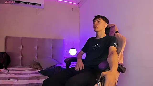 Snapshot of AlessandroDybala chatting on 03-04-25, 12:01 AlessandroDybala online show from 03-04-25, 12:01