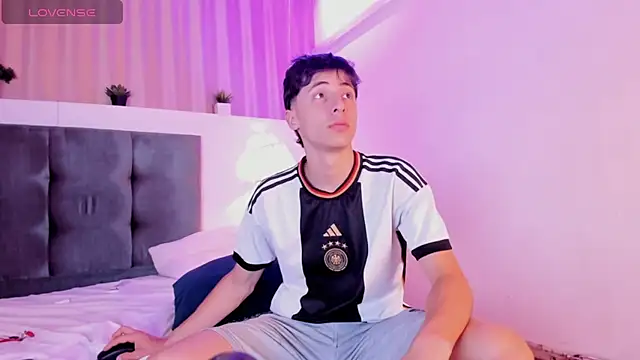 Snapshot of AlessandroDybala chatting on 03-10-25, 06:45 AlessandroDybala online show from 03-10-25, 06:45