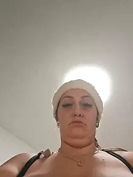 AvaLloyd online show from 12-18-25, 03:23