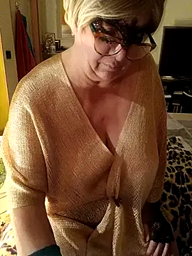 Snapshot of Glika chatting on 12-15-24, 06:26 Glika online show from 12-15-24, 06:26