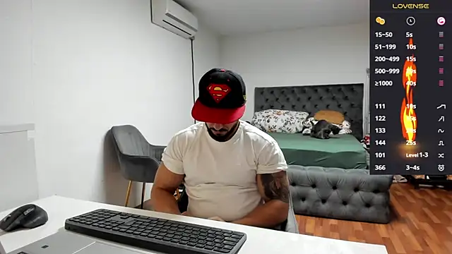 Snapshot of supermanboy94 chatting on 10-10-25, 05:39 supermanboy94 online show from 10-10-25, 05:39
