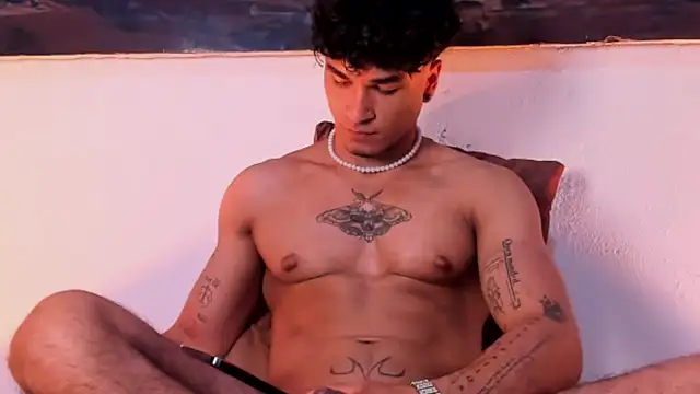 Snapshot of Thomas_Fit1 chatting on 01-19-25, 11:53 Thomas Fit1 online show from 01-19-25, 11:53