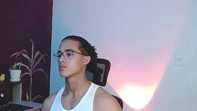 Snapshot of alejo_x3 chatting on 03-09-25, 02:32 alejo x3 online show from 03-09-25, 02:32