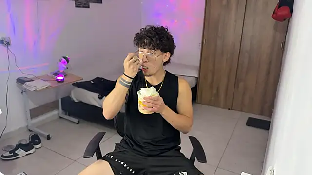 Snapshot of Kisan_Smith chatting on 11-11-25, 01:49 Kisan Smith online show from 11-11-25, 01:49