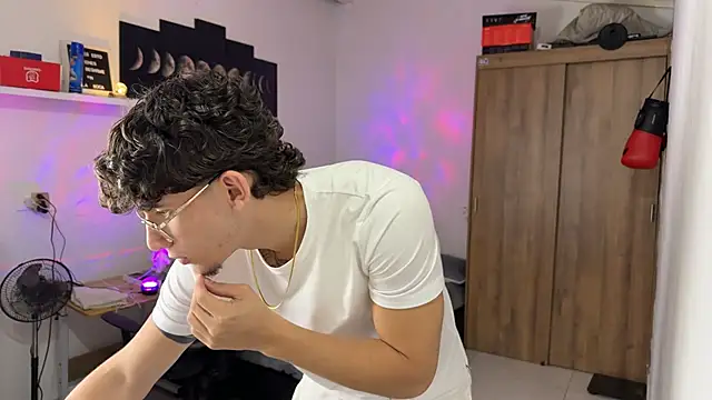 Snapshot of Kisan_Smith chatting on 11-24-25, 02:00 Kisan Smith online show from 11-24-25, 02:00