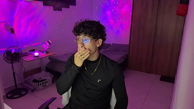 Snapshot of Kisan_Smith chatting on 12-18-25, 02:17 Kisan Smith online show from 12-18-25, 02:17