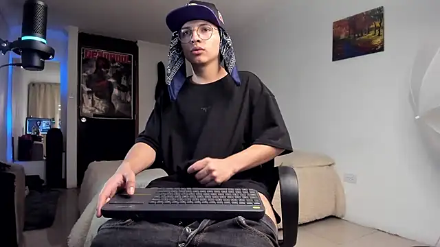 a lejandro 0 8 online show from 12-12-24, 04:15