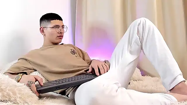 a lejandro 0 8 online show from 12-17-24, 04:01