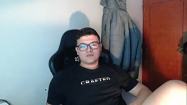 Snapshot of Plug_Control chatting on 12-19-25, 04:36 Plug Control online show from 12-19-25, 04:36