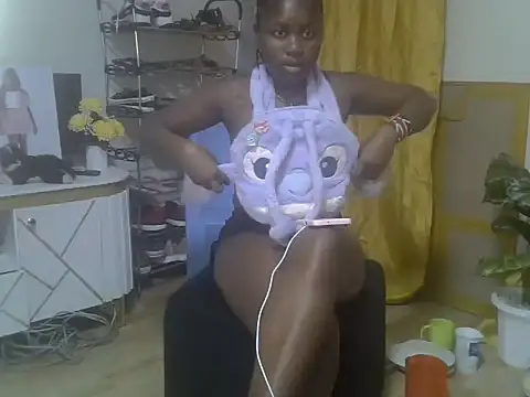 Snapshot of sweet_vine chatting on 07-20-26, 12:18 sweet vine online show from 07-20-26, 12:18