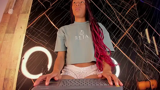 Snapshot of Kloe_Suarez_ chatting on 11-17-25, 07:30 Kloe Suarez online show from 11-17-25, 07:30