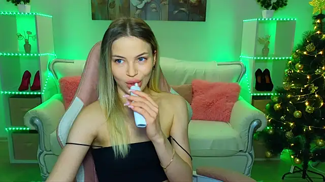 Snapshot of EmmyMills chatting on 12-20-25, 09:44 EmmyMills online show from 12-20-25, 09:44