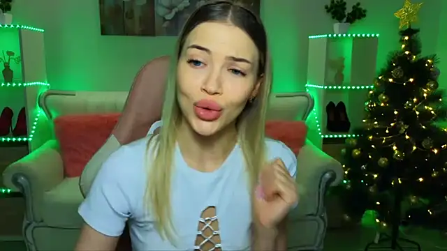 Snapshot of EmmyMills chatting on 12-21-25, 10:28 EmmyMills online show from 12-21-25, 10:28