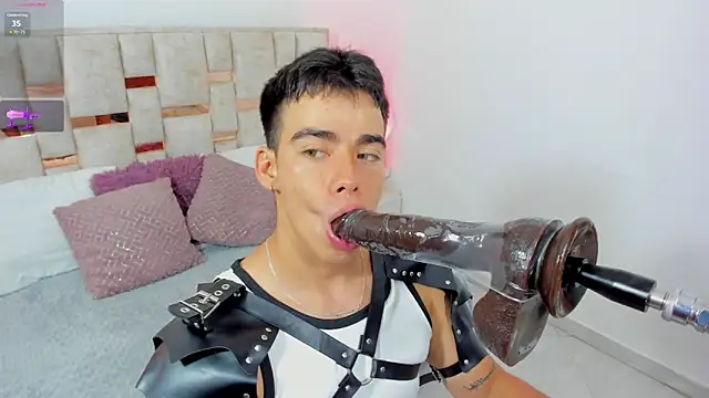 Snapshot of its_liam18 chatting on 09-21-25, 12:01 its liam18 online show from 09-21-25, 12:01