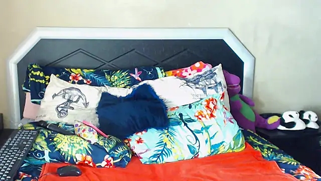 Snapshot of Bulkyyass chatting on 10-23-25, 05:29 Bulkyyass online show from 10-23-25, 05:29