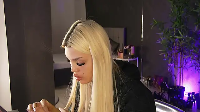 Snapshot of shayblonde chatting on 03-11-25, 04:43 shayblonde online show from 03-11-25, 04:43
