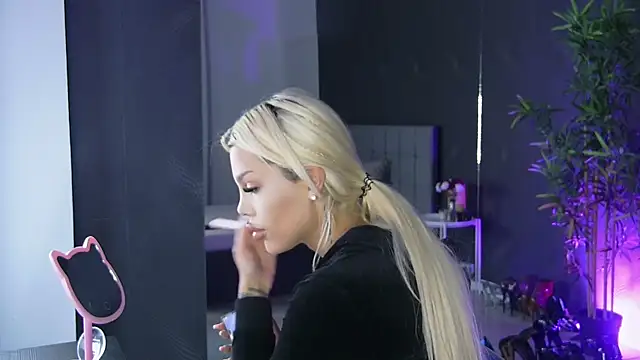 Snapshot of shayblonde chatting on 03-15-25, 06:25 shayblonde online show from 03-15-25, 06:25