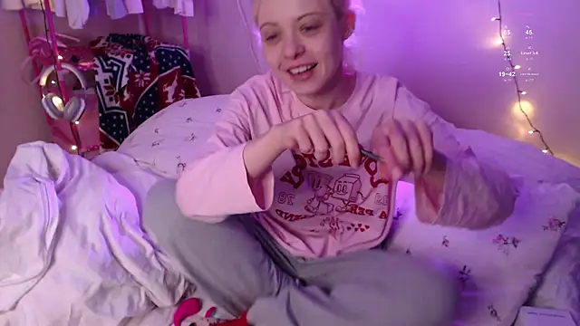 Snapshot of KatieMelone chatting on 01-18-26, 07:06 KatieMelone online show from 01-18-26, 07:06