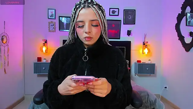 Charlotte  Benett online show from 11-10-25, 04:11