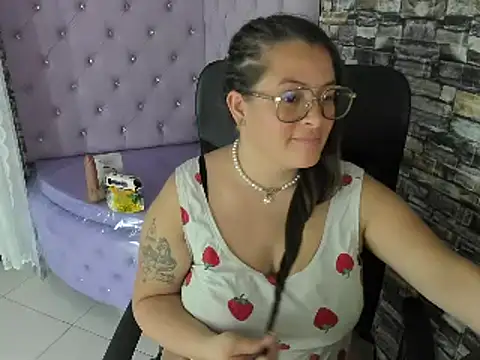 Snapshot of SaraThomso chatting on 12-14-24, 06:13 SaraThomso online show from 12-14-24, 06:13