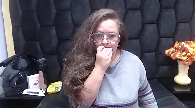 Snapshot of SaraThomso chatting on 12-19-24, 01:51 SaraThomso online show from 12-19-24, 01:51