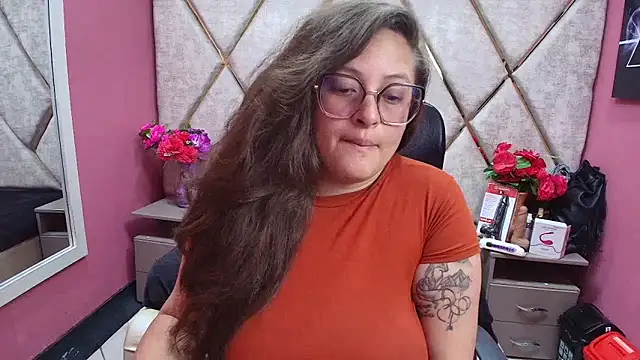 Snapshot of SaraThomso chatting on 11-26-25, 01:45 SaraThomso online show from 11-26-25, 01:45